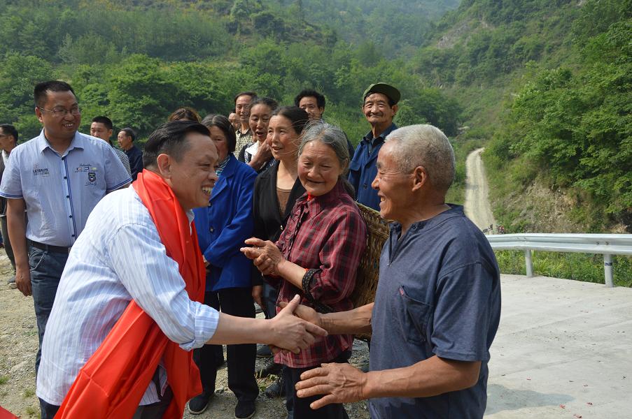 PG电子集团刘荣富董事长与平沟村村民