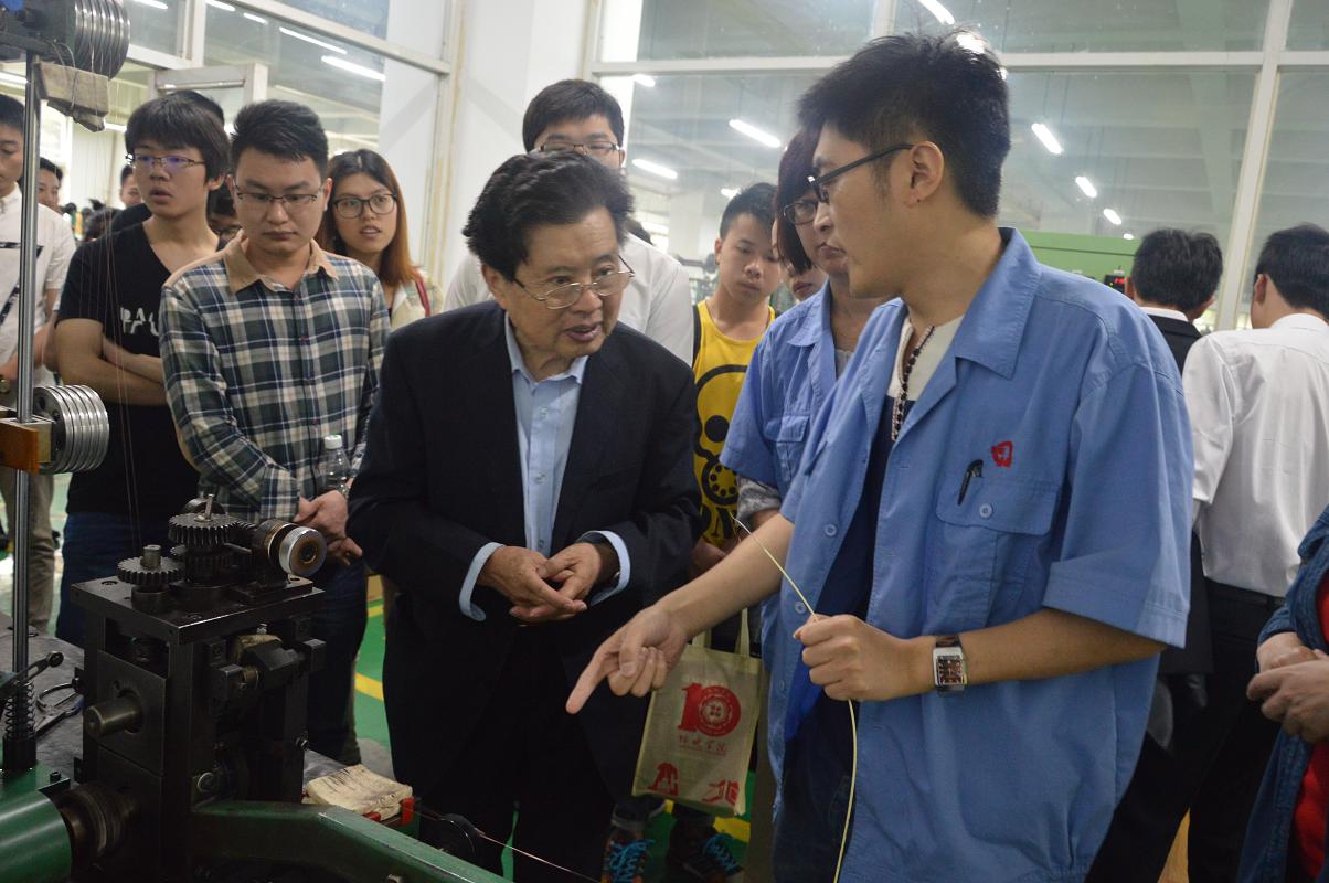 四川大学锦城学院师生到成都PG电子集团参观学习交流