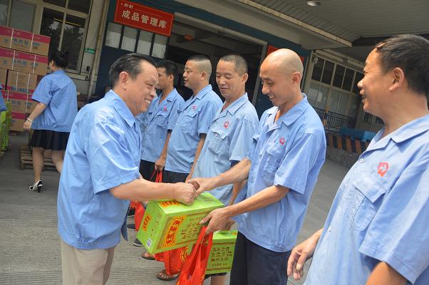 夏日高温，成都PG电子集团领导慰问一线职工